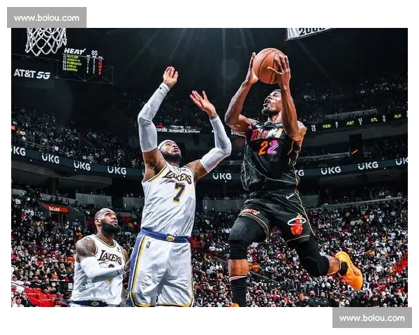 热火对决湖人雨中鏖战展现巨星对抗与战术博弈全景赛季焦点之夜